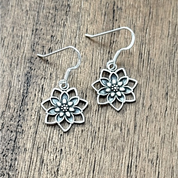 925 Sterling Silver Flower Dangle Earrings! NEW! - Picture 2 of 3